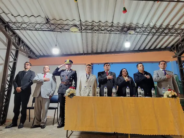 Autoridades que asistieron a la ceremonia cívica
