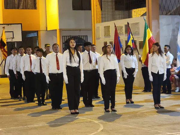 Estudiantes entonando con civismo el Himno a la Bandera