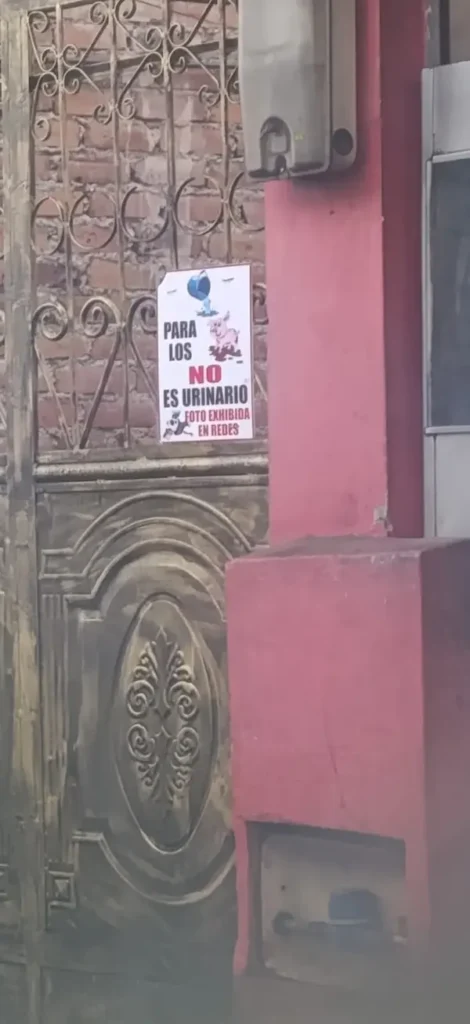 muchas personas en estado etílico realizan sus necesidades en paredes o puertas de las viviendas.