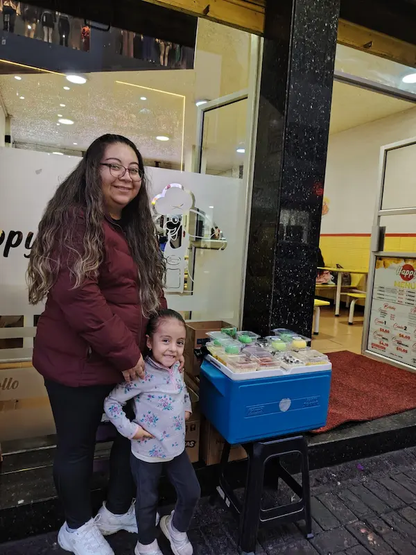 Madre elabora postres para ayudar a su hija enferma