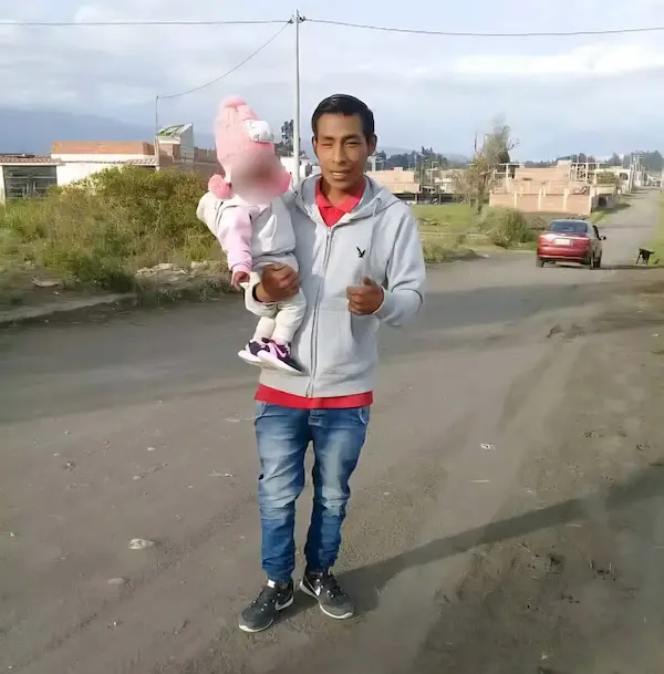 Luis Miguel con una de sus amadas hijas, antes de emprender el viaje