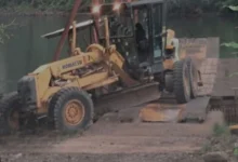 Maquinaria bloquea gabarra del río Yaupi y afecta movilidad.