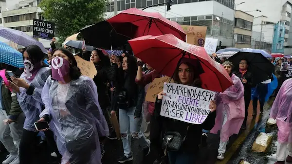 Marcha por el Día de la Mujer en Quito 2023. Créditos: Bloomberglinea.