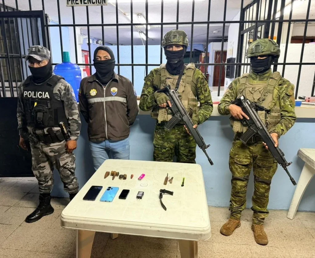 Militares decomisan celulares y armas en cárcel de Morona.