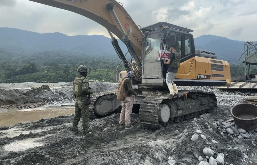 Militares desarticulan campo de minería ilegal en Gualaquiza.