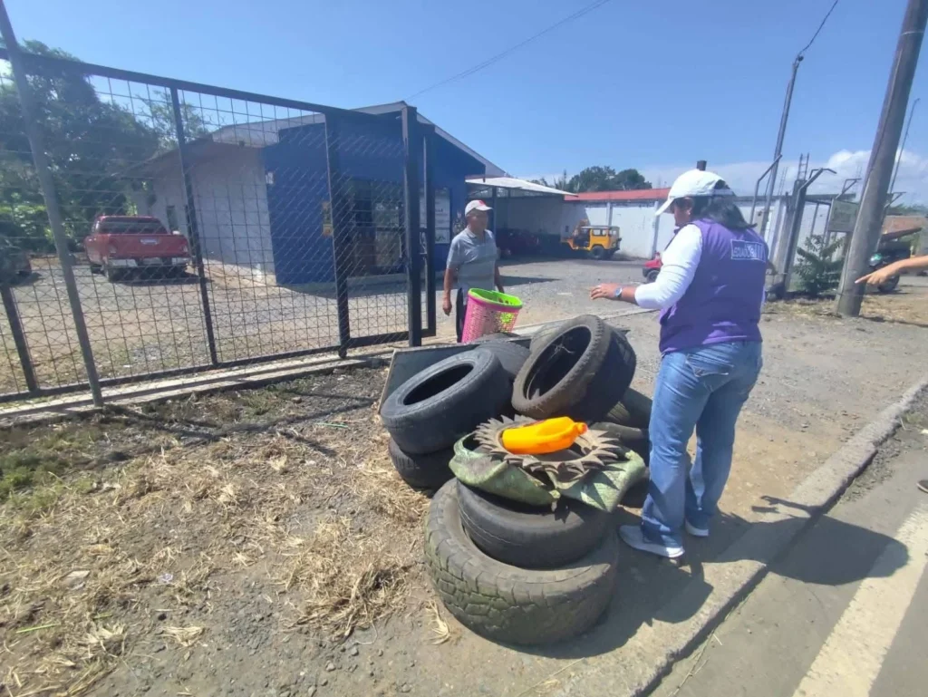 Minga para prevenir el dengue en 8 barrios de Sucúa.