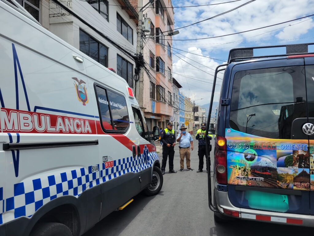 Motociclista fue atropellado por buseta en Riobamba