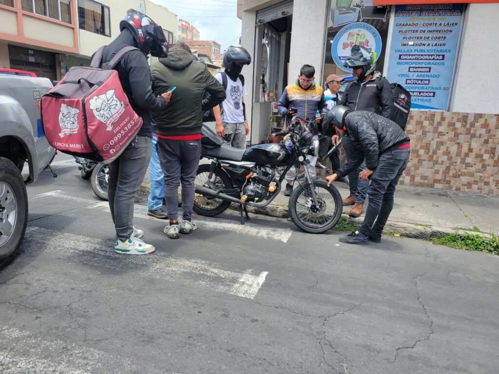 Compañeros deliverys observaban el estado de la motocicleta