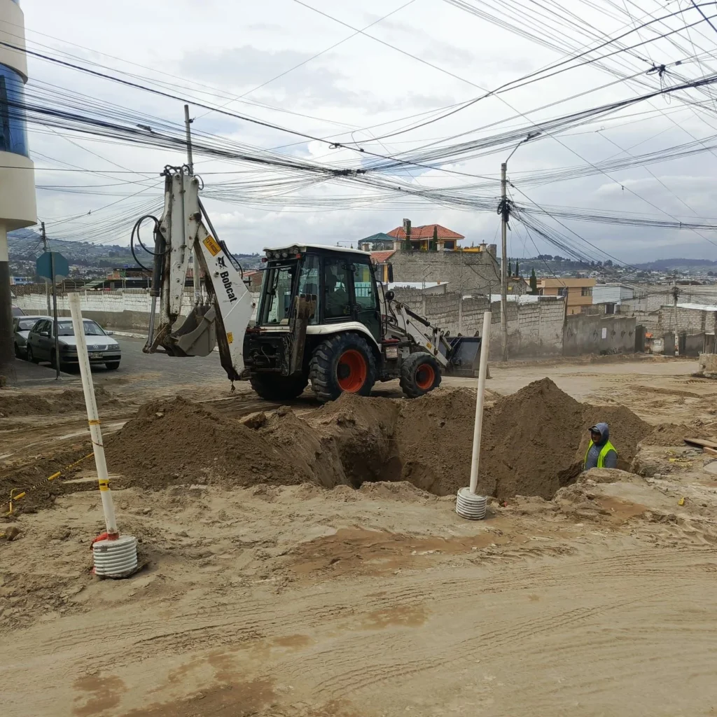 Municipio realiza trabajos de asfaltado en calles de Ambato.