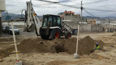Municipio realiza trabajos de asfaltado en calles de Ambato.