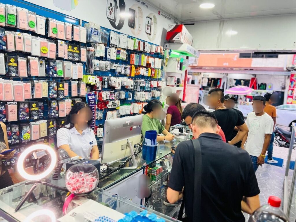 Hace que la víctima (o víctimas) vayan al local y constaten los productos