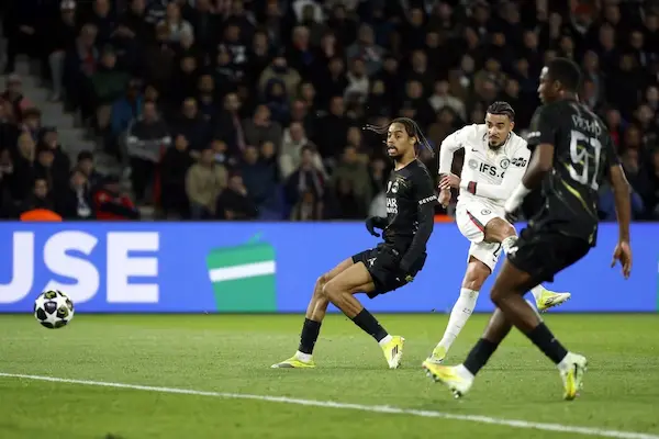 Willian Pacho fue titular en la defensa del PSG.