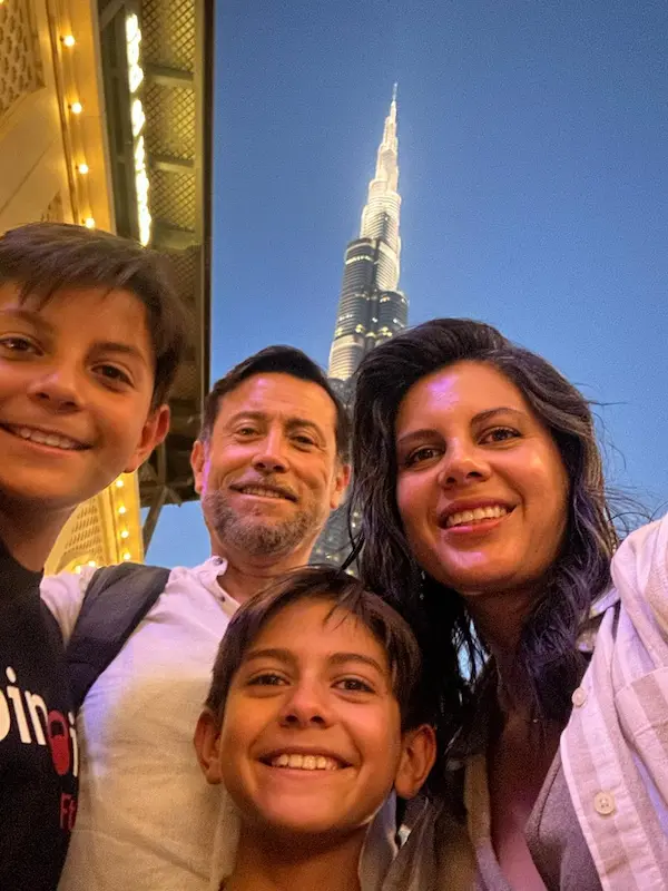 Walter, María Belén, Leo y Martín, al fondo con el Burj Khalifa, el edificio más alto del mundo, con una altura de 828 metros