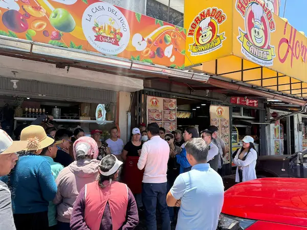 En la reunión con los comerciantes asistieron varios concejales.