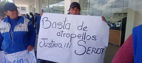 Compañeros del Sistema de Estacionamiento Rotativo Ordenado Tarifado de la víctima acudieron a la Unidad Penal para expresar su rechazo a las agresiones