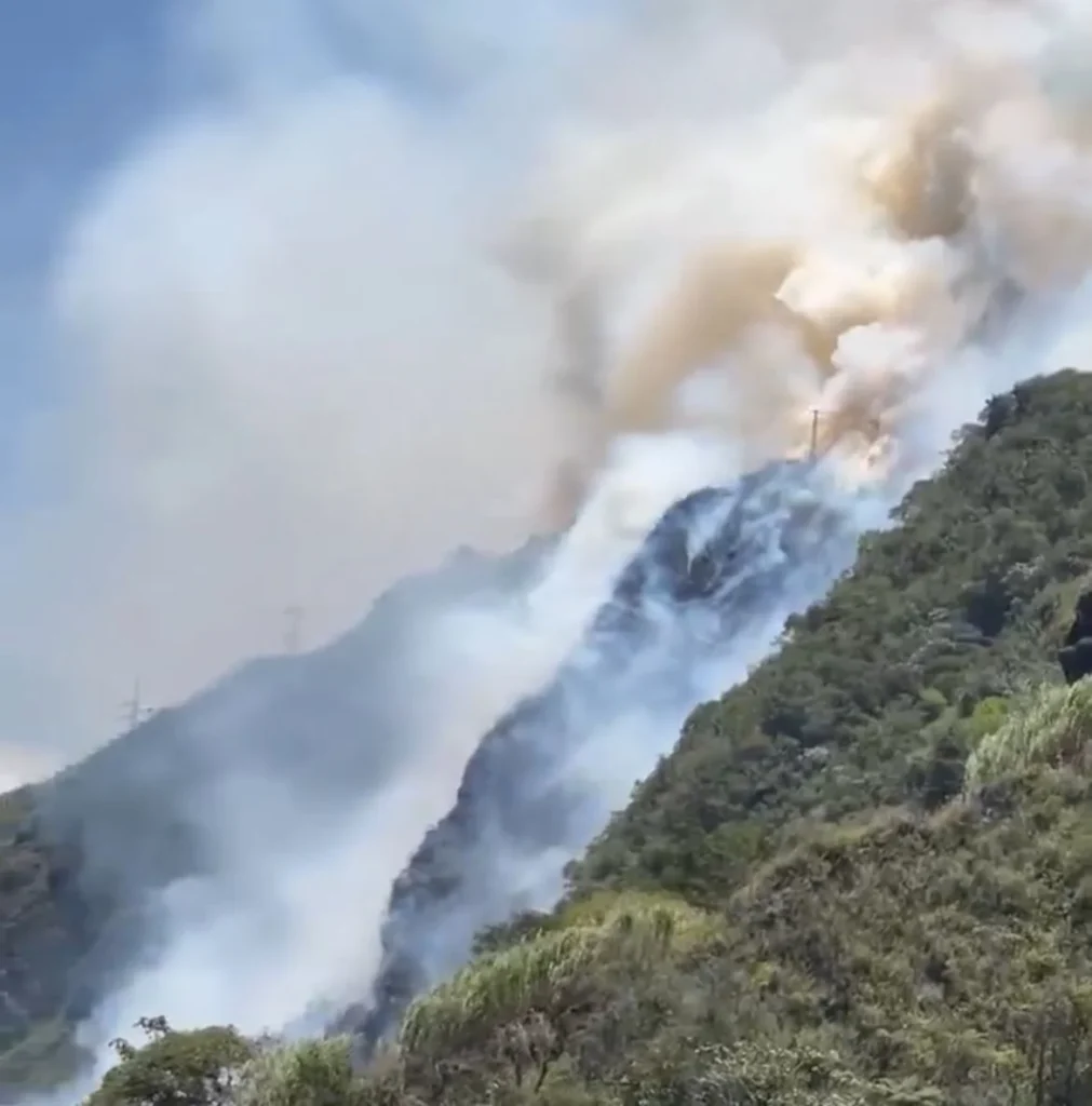 Tungurahua bomberos controlan incendio forestal en Baños.
