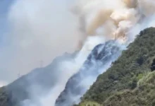 Tungurahua bomberos controlan incendio forestal en Baños.