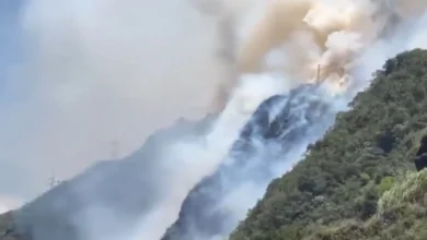 Tungurahua bomberos controlan incendio forestal en Baños.