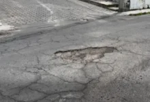 Usuarios alertan sobre el incremento de baches en Latacunga.