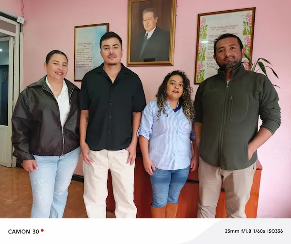 Verónica Sánchez y Sebastián Guadalupe junto a una delegación de comerciantes de la ATEUR