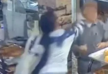 Video | Mujer golpea a adulto mayor en panadería