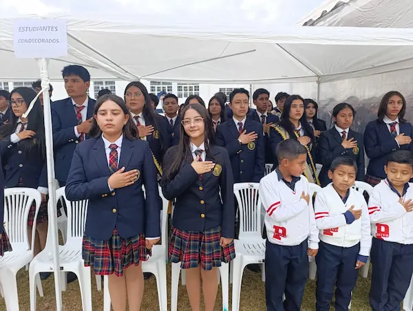Estudiantes destacados recibieron su reconocimiento.