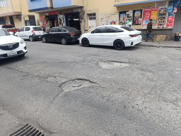 En las calles Puruhá y Primera Constituyente hay una serie de baches.