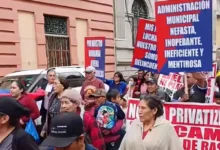 Comerciantes de Riobamba marchan contra readecuaciones de mercados