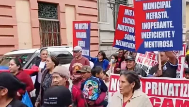 Comerciantes de Riobamba se encadenan frente al Municipio como protesta.