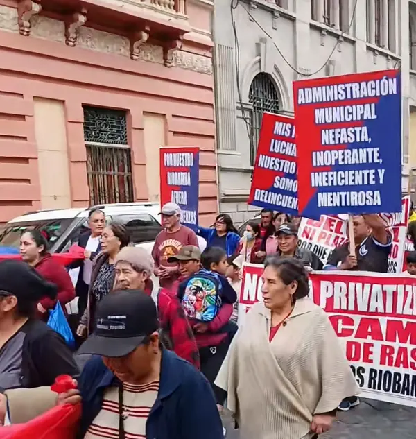 Comerciantes de Riobamba marchan contra readecuaciones de mercados