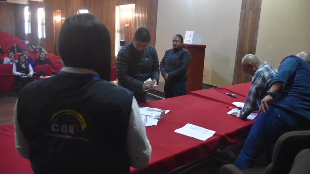 Instantes del contero tras el proceso eleccionario.