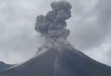 Video | Volcán Reventador expulsa ceniza de 800 metros