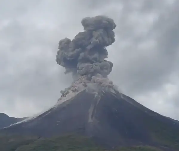 Video | Volcán Reventador expulsa ceniza de 800 metros