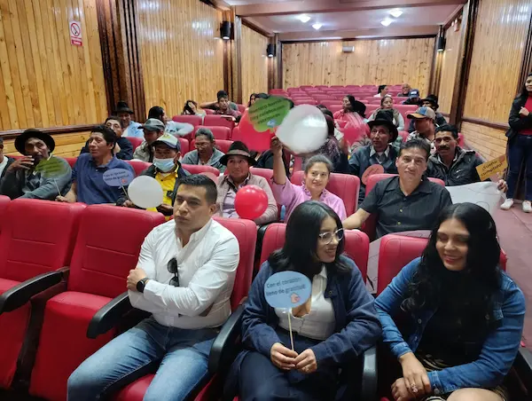 Municipio de Riobamba entregó escrituras a evacuados del volcán.