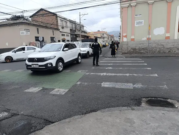 Agentes de tránsito realizan controles para evitar accidentes. 