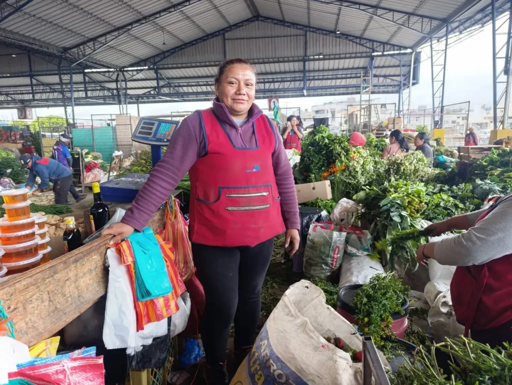 María Mourisaca lleva cerca de 19 años trabajando en el mercado.