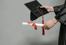 Ecuador anula miles de títulos universitarios vinculados a institución extranjera