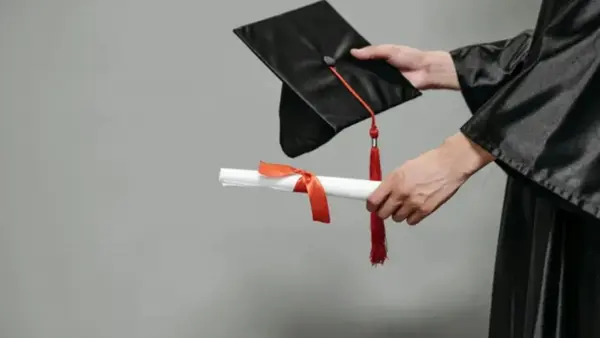 Ecuador anula miles de títulos universitarios vinculados a institución extranjera